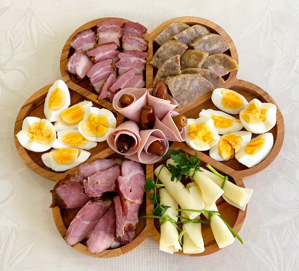 Daska za posluživanje od bukve u obliku cveta