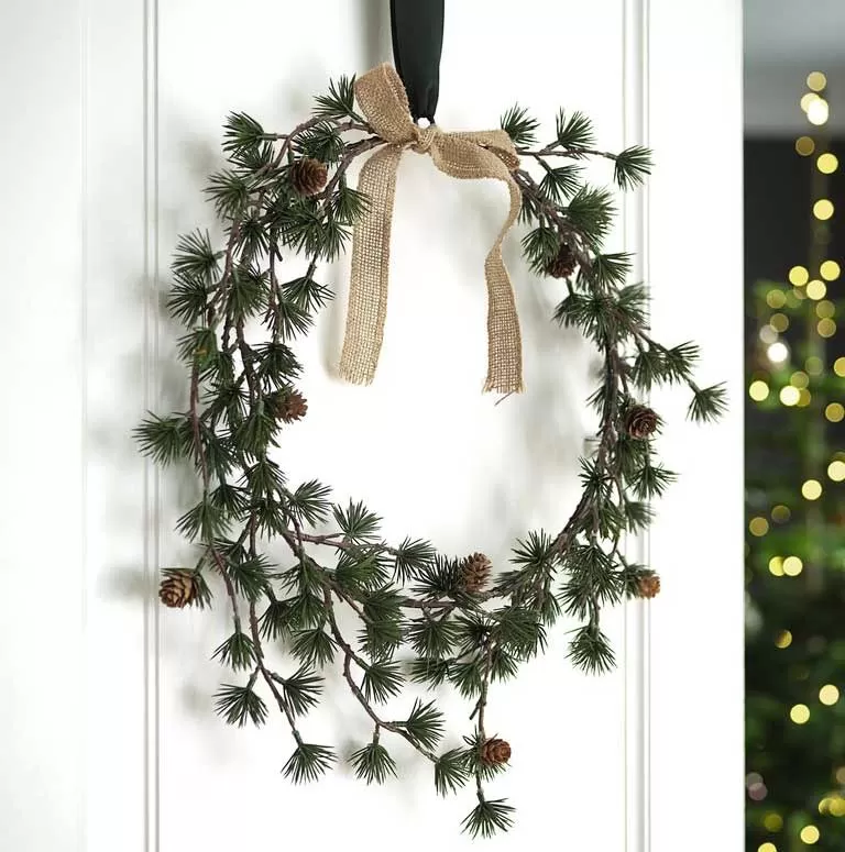 Novogodišnji dekorativni venčić sa šišarkama 45cm