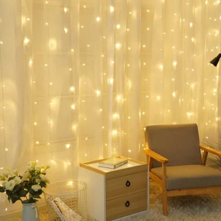 Niz sa 300 toplo belih LED dioda i 8 režima rada Za spoljnu i unutrašnju upotrebu