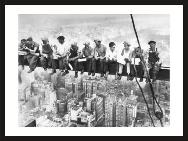 Eating Above Manhattan - Upi/Bettman - 40x50 E3 EP