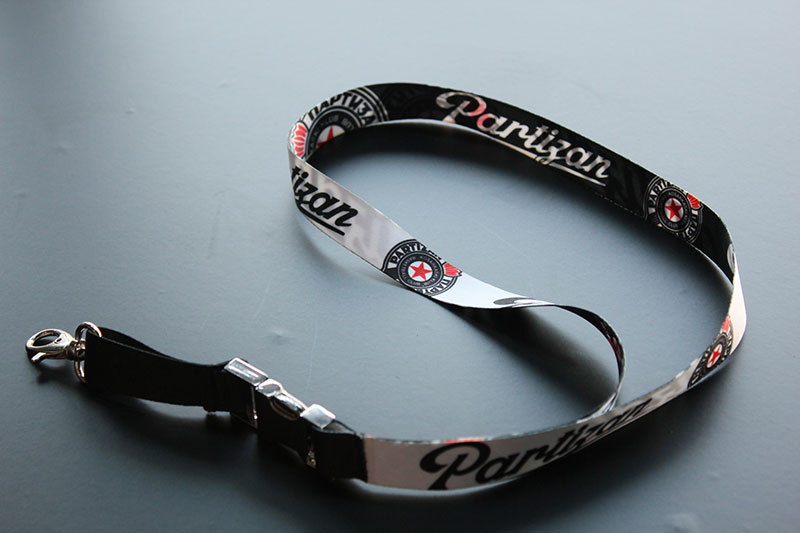 BC Partizan okovratnik sa metalnim karabinom