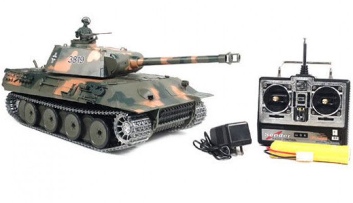 Tenk na daljinsko upravljanje Panter sa dimom i metalnim gusenicama