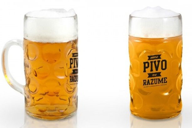 Krigla sa natpisom Samo pivo me razume Čaša za pivo