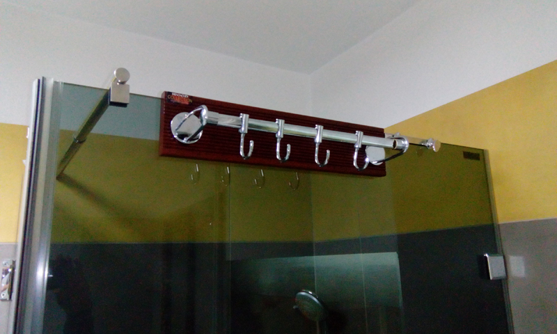 Držač peškira za staklo i zid sa kukicama na tikovini 40cm