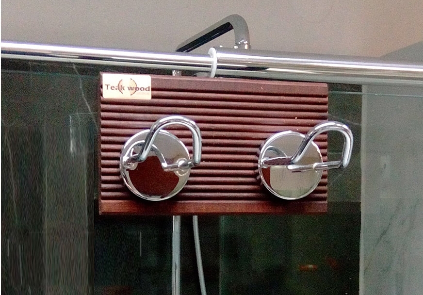 Vešalica za staklo sa dve kuke na tikovini