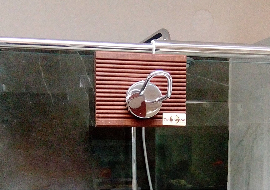 Vešalica za staklo sa kukicom na tikovini