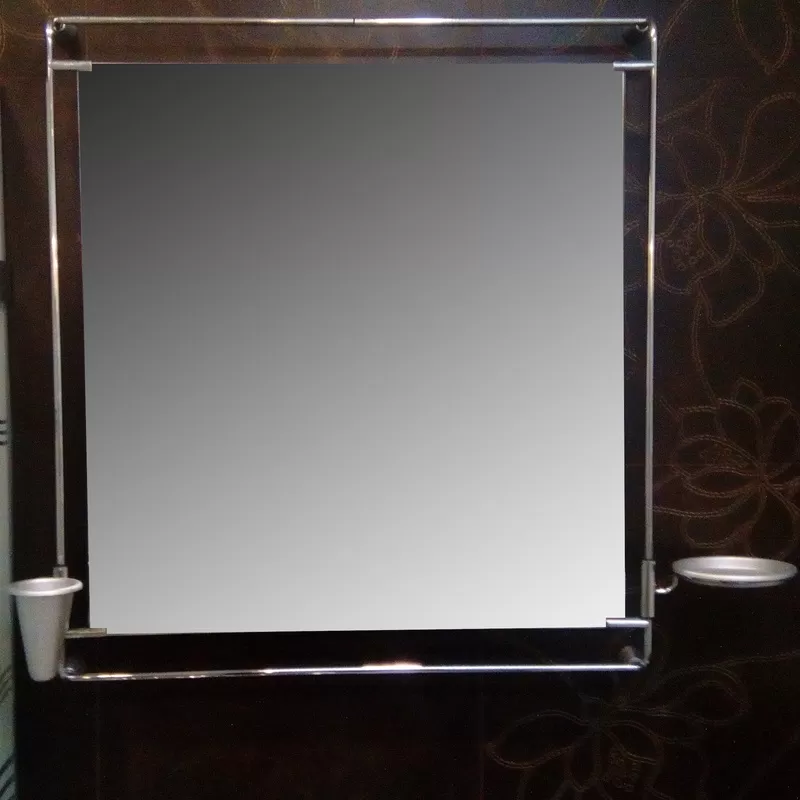 Ogledalo sa čašom za četkice i držačem sapuna