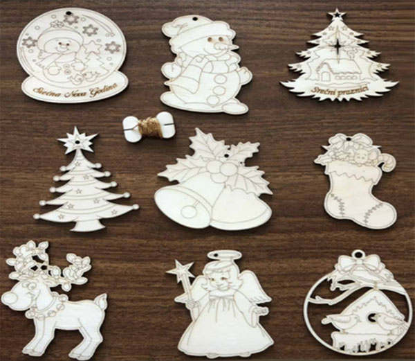 Novogodišnji drveni ukrasi 9 komada seO