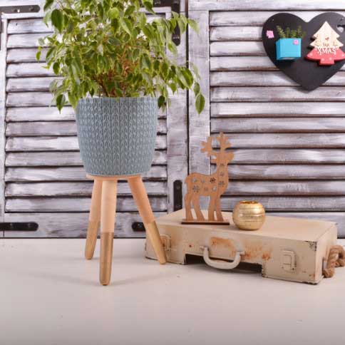 Drveni stalak sa plavom saksijom otvora 20 cm