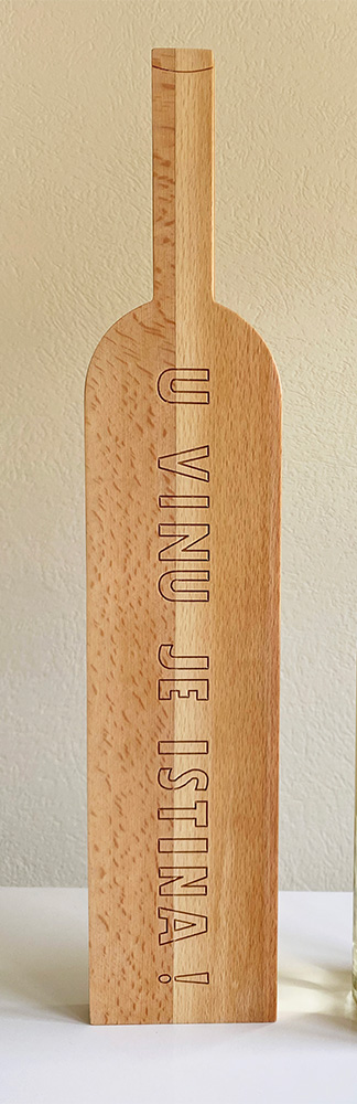 Daska za posluživanje od drveta bukve u obliku buteljke vina - dodatni pogled