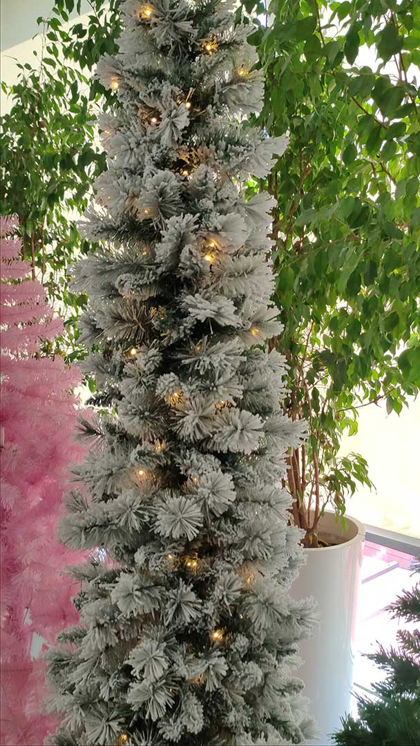 Bela, Tanka Jelka Ukrašena LED Sijalicama - Norway Slim 210 cm - dodatni pogled