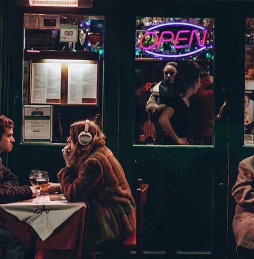 LED natpis sa neonskim efektom Open - dodatni pogled