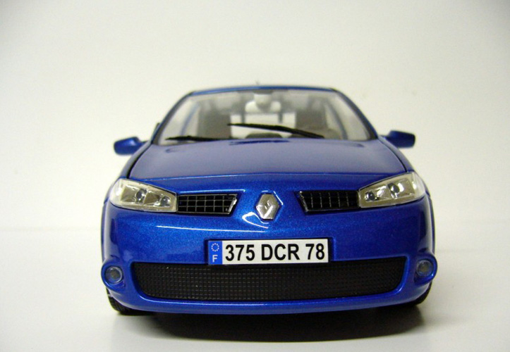 Bburago Diamond 1:18 Renault Megan BU11007 - dodatni pogled