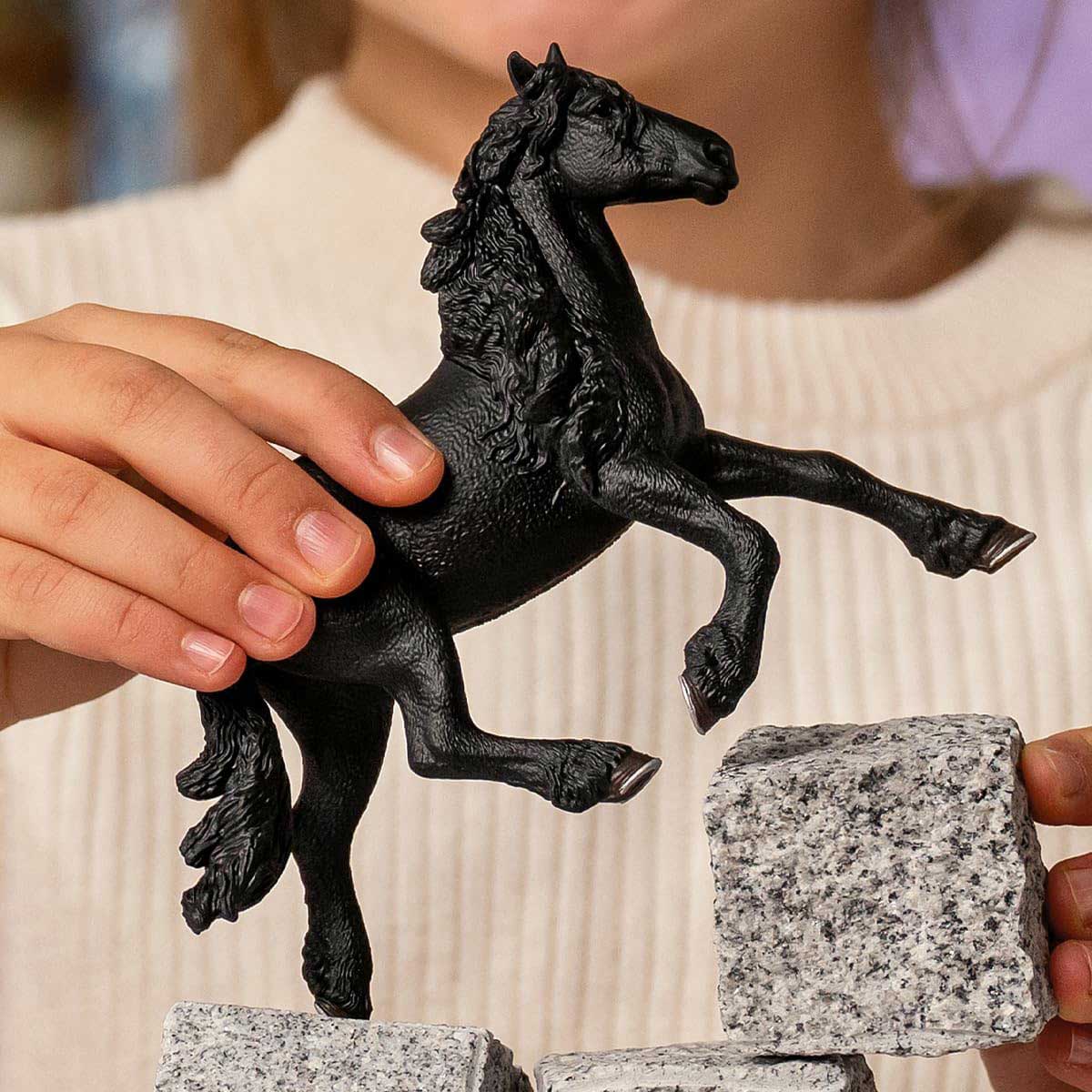 Schleich figure Domaće životinje Konji - Frizijski pastuv 13975 - dodatni pogled