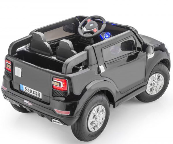 Automobil na akumulator Dodž crni - dodatni pogled