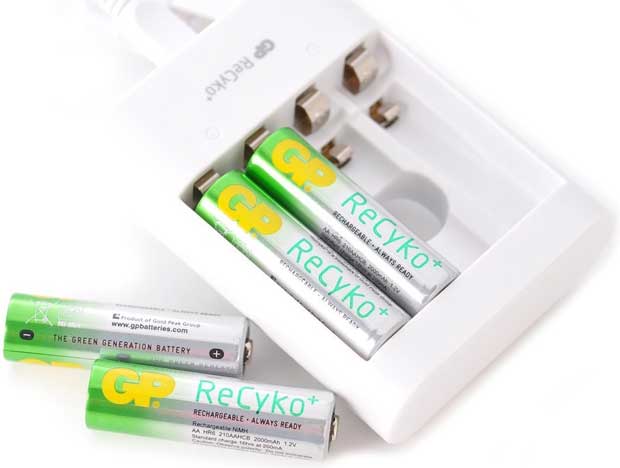 GP Punjač sa četiri punjive baterije U411-210AAHCBWA12F-UE4 - dodatni pogled