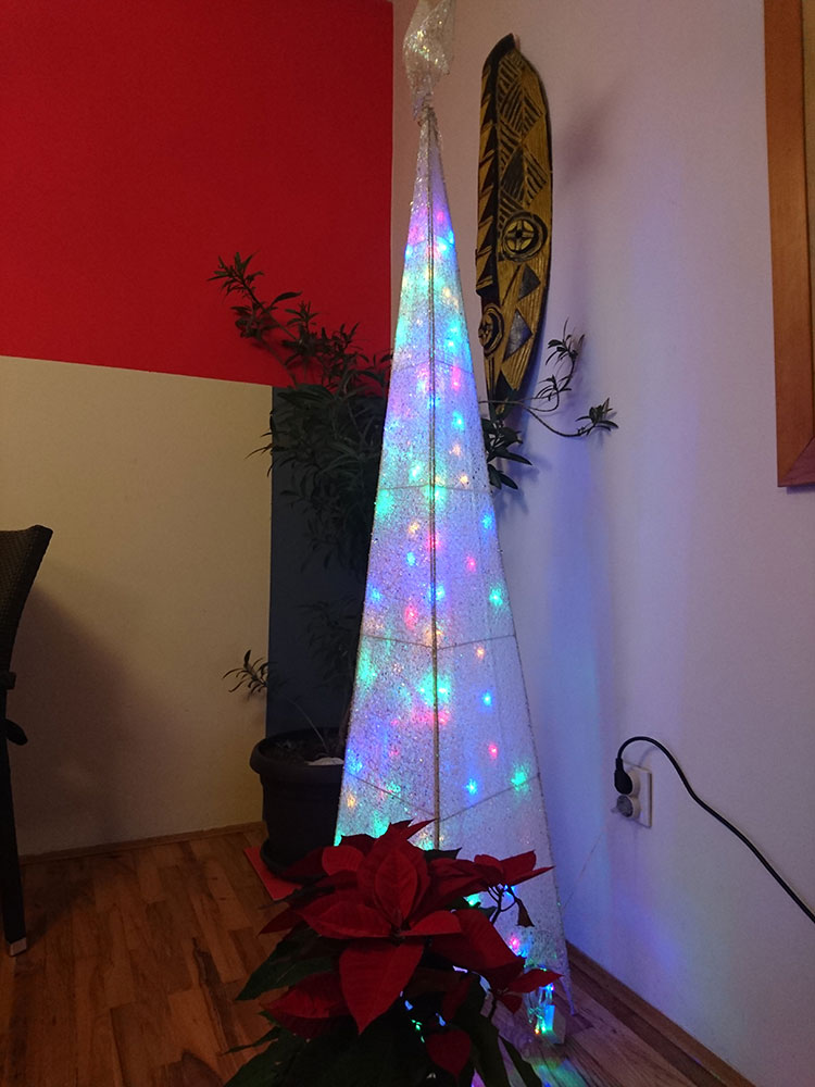 Svetleća Jelka - Piramida - Beli Abažur - Raznobojne Lampice 180 cm - dodatni pogled