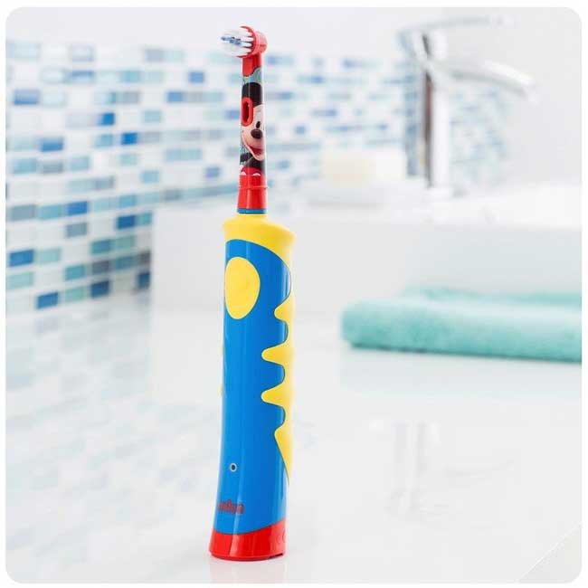 Oral-B Dečija punjiva električna četkica za zube Disney Mickey Mouse 500234 - dodatni pogled