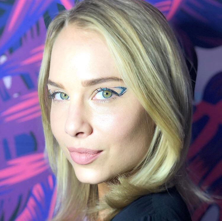 Revlon Nearly Naked tečni puder Vanilla 120 - dodatni pogled