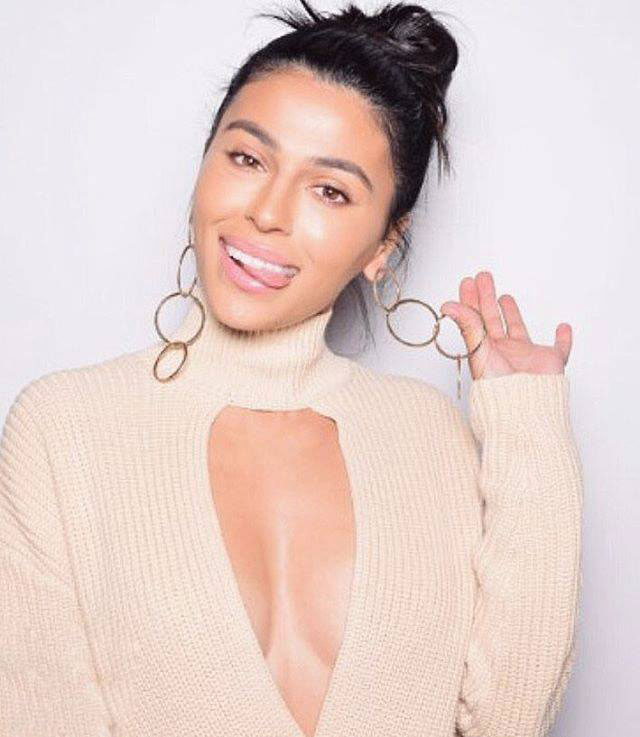 Revlon Nearly Naked kompaktni puder Medium 030 - dodatni pogled