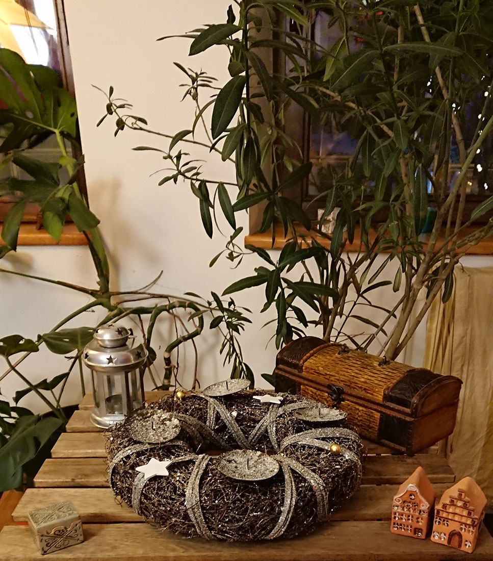 Venac Sa Svećnjacima i Zvezdama - Prečnik 30 cm - Novogodišnji Ukras - dodatni pogled