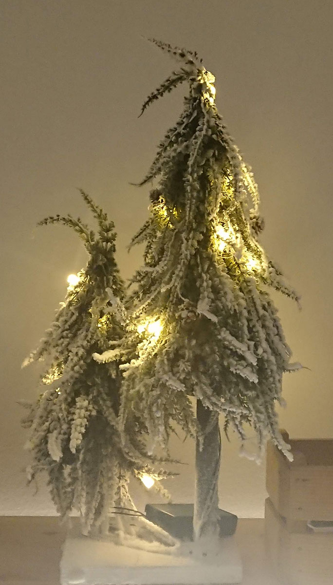 Dve Svetleće Jelke, Pod Snegom, Na Postolju Deco Wood 50 cm i 30 cm - dodatni pogled