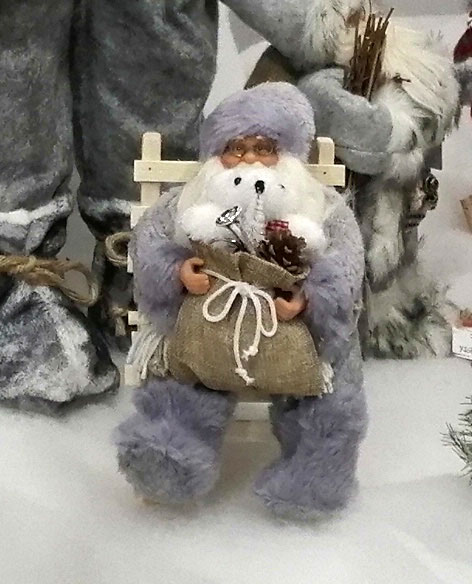 Deda Mraz, Norman, Na Stolici - Figura Visine 30 cm - dodatni pogled