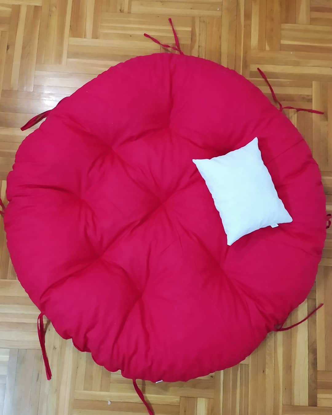 Ljuljaška Jaje - Metalna Domestico WHITE sa jastukom RED - dodatni pogled