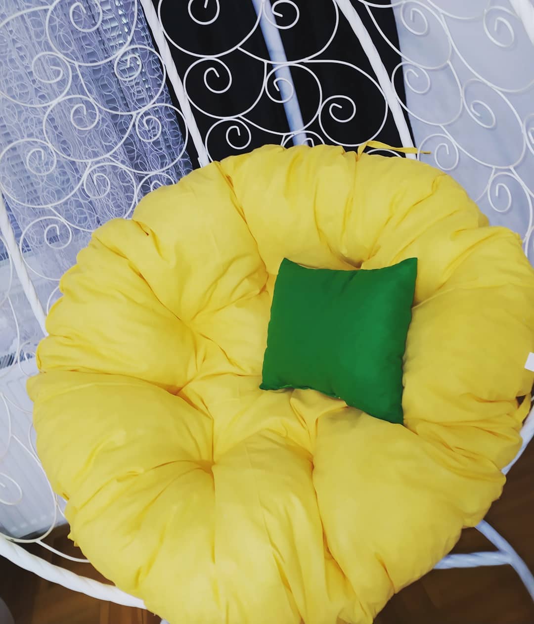 Ljuljaška Jaje - Metalna Domestico WHITE sa jastukom YELLOW - dodatni pogled