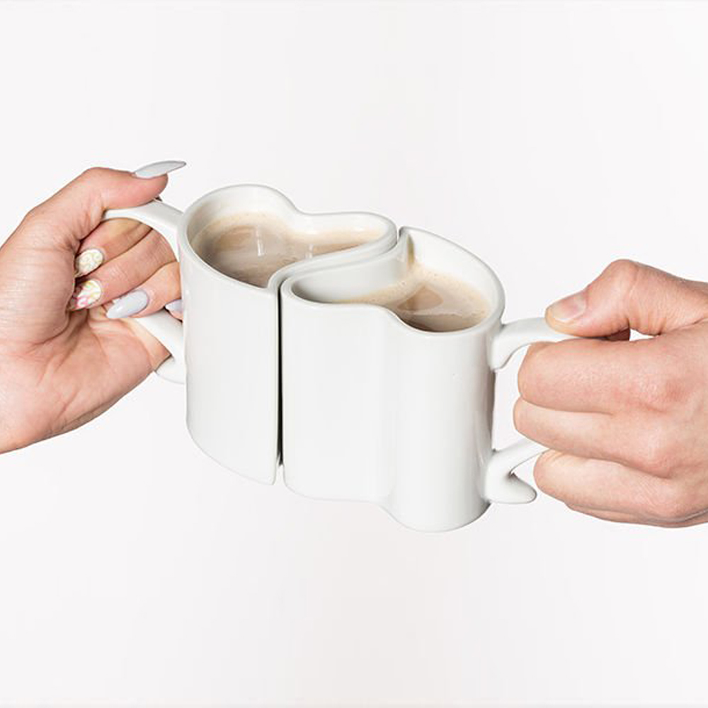 Par belih šolja u obliku srca - dodatni pogled