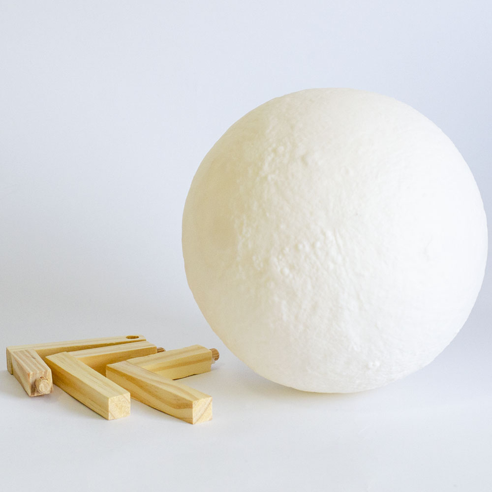 Višebojna stona lampa 3D Mesec 18 cm - detalj