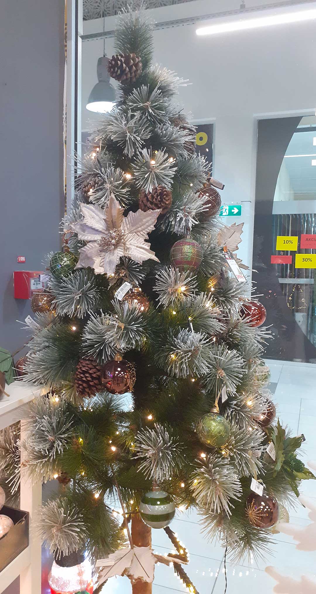 Novogodišnji Bor pod Snegom 220 cm Eco Green Ice Sa Šišarkama - detalj