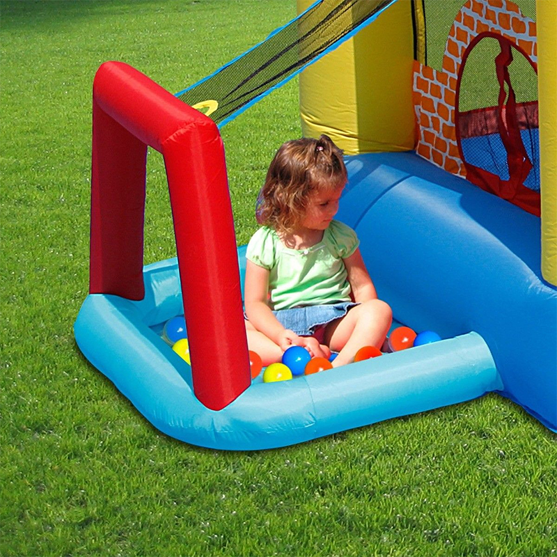 Trampolina na naduvavanje, dvorac, zamak sa toboganom i lopticama - detalj