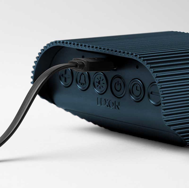 Multifunkcionalni sat sa alarmom i punjivom baterijom Lexon Ray Blue - detalj