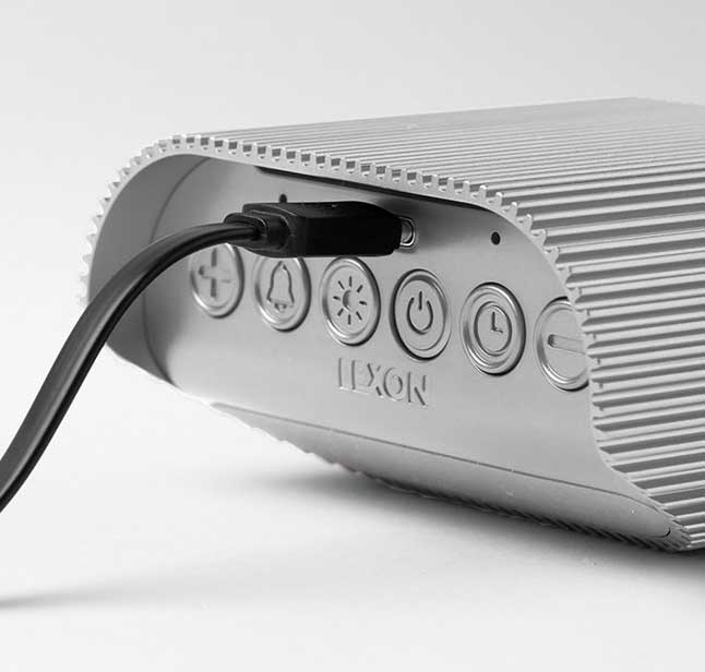 Multifunkcionalni sat sa alarmom i punjivom baterijom Lexon Ray Aluminium - detalj