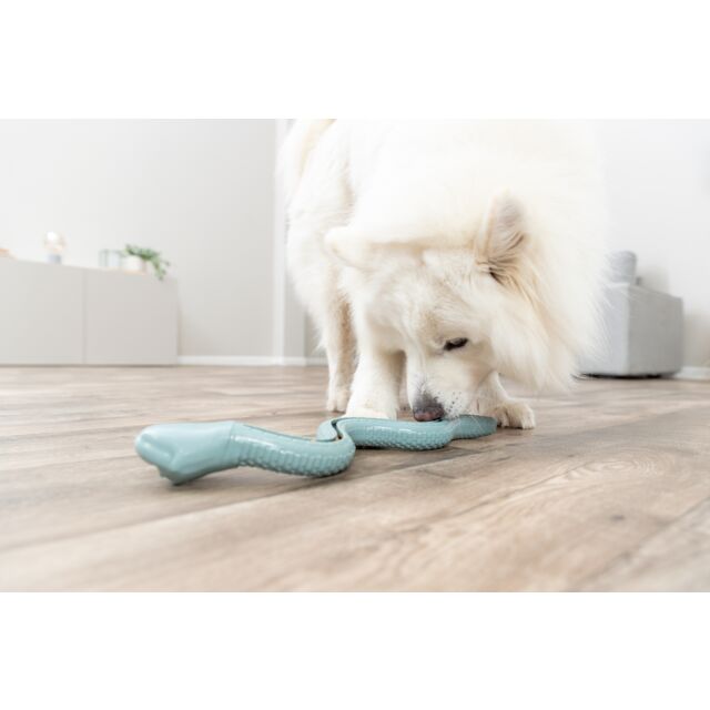 Igračka za pse Gumena zmijica 42cm za skrivanje poslastica TRIXIE 34949 - detalj