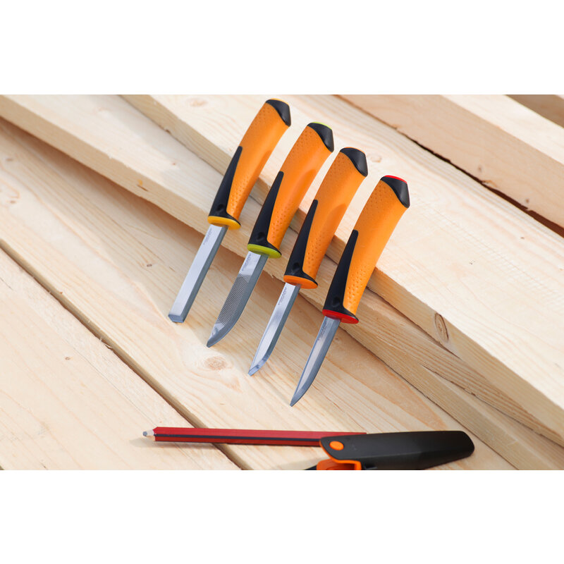 Fiskars nož sa integrisanim oštračem, 215 mm - detalj