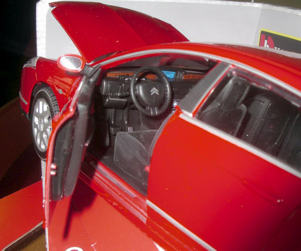 Bburago Gold 1:18 Citroen C6 BU12073 - detalj