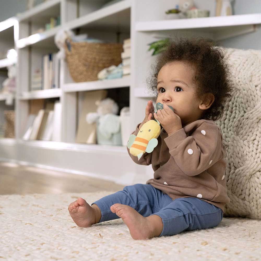 Cucla sa igračkom za bebu Pčelica Bomby Ingenuity™ 16878 - detalj