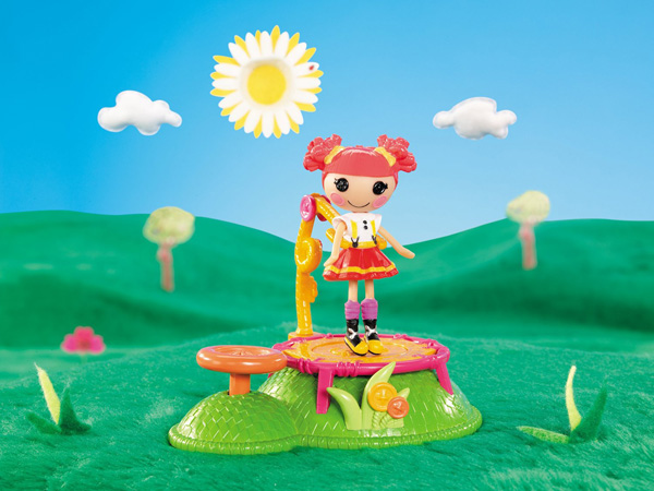 Mini Lalaloopsy Lutka Playset Ember Flicker Flame skače na trampolini 529507 - detalj