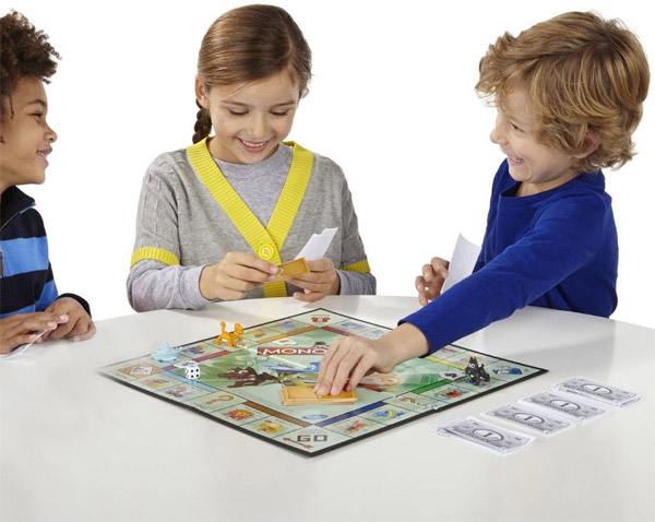 Monopol Junior - društvena igra Hasbro A6984 - detalj