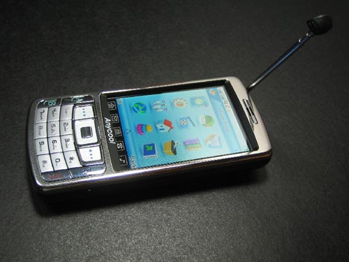 Mobilni telefon DualSIM sa TV prijemnikom AnyCool T808 + Logitech Bluetooth slušalica - detalj