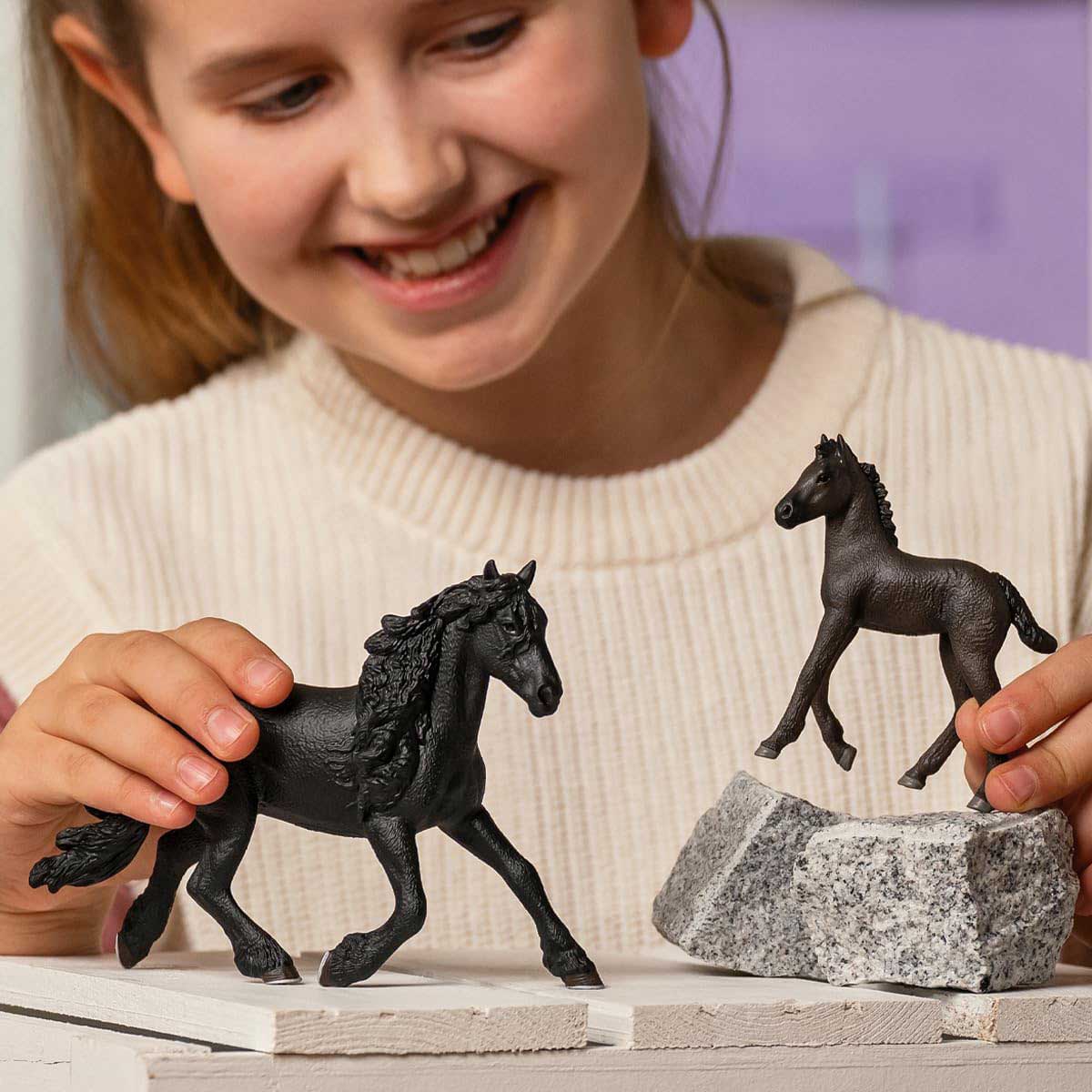 Schleich figure Domaće životinje Konji - Frizijski pastuv 13975 - detalj