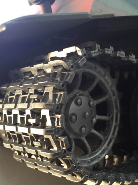 Tenk na daljinsko upravljanje Panter sa dimom i metalnim gusenicama - detalj