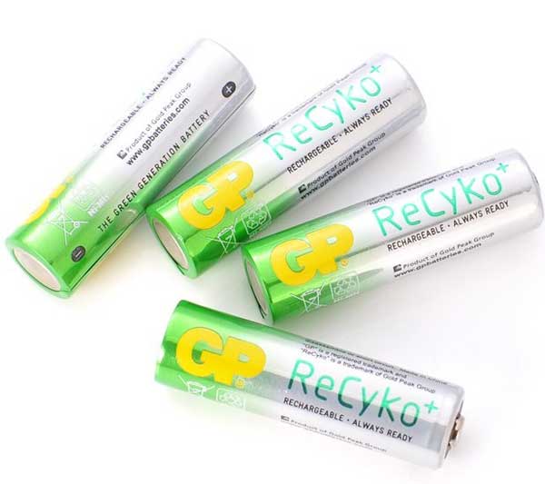 GP Punjač sa četiri punjive baterije U411-210AAHCBWA12F-UE4 - detalj