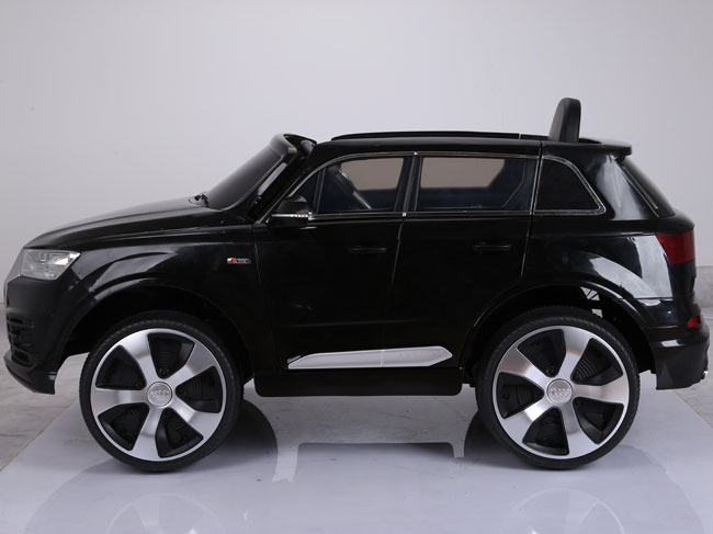 Dečiji automobil na akumulator A-Q7 213 crni - detalj
