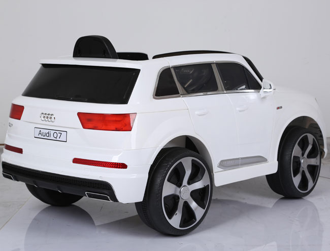 Dečiji automobil na akumulator A-Q7 213 beli - detalj