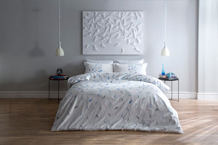 Fluorescentna saten dupla posteljina koja sija u mraku Crystal V4 Mavi - detalj