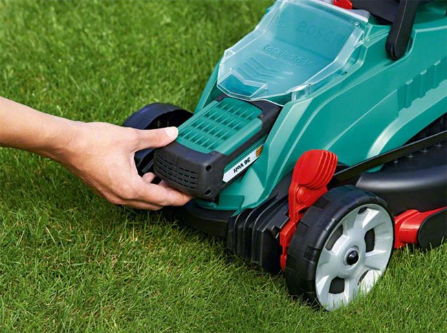 Bosch Akumulatorska kosilica za travu Rotak 32 LI 0600885D05 - detalj