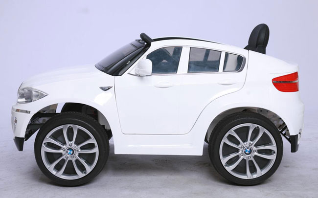 Automobil na akumulator BMW X6 beli - detalj